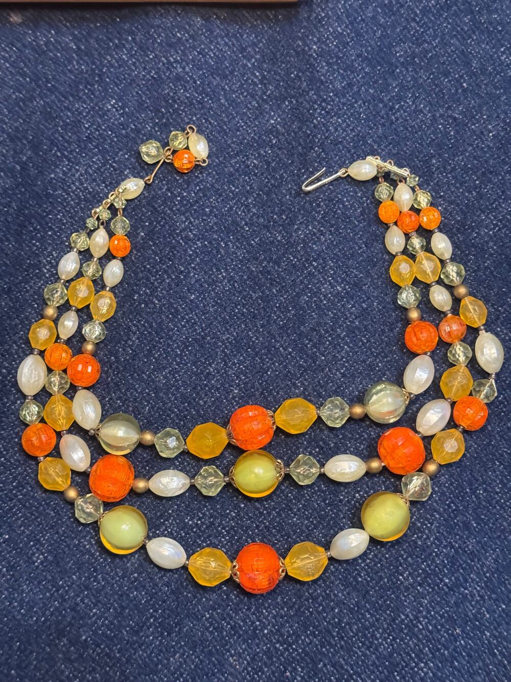 16in Lucite Beads 3 Strand Graduated Necklace